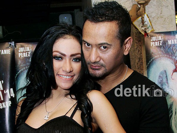 Mesranya Mudji Massaid dengan Model Seksi, Amel Alvi