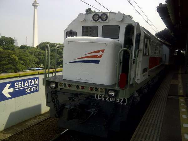 Jungkir Balik Berburu Tiket Kereta Mudik di Gambir