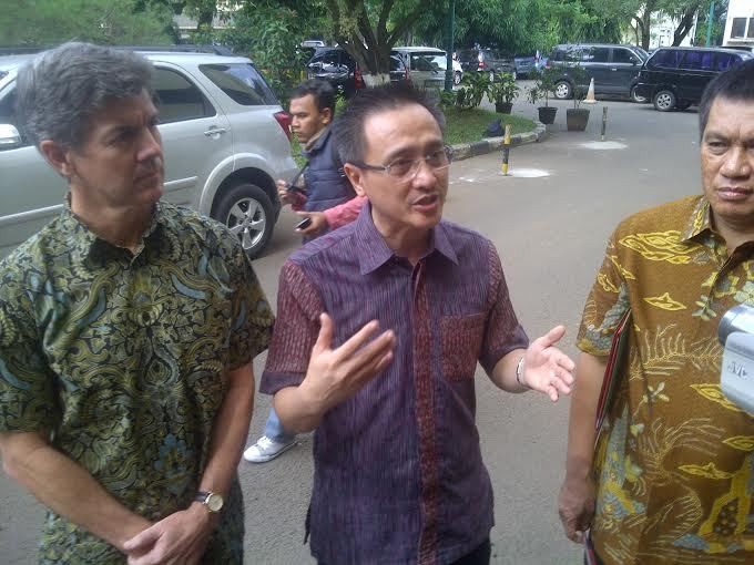 Diperiksa Polisi, Tim Carr Bawa Foto-foto Murid TK JIS