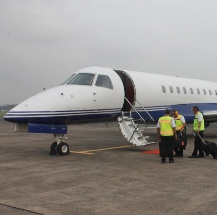 Pembinaan di Wakatobi, Pejabat MA Carter Pesawat Jet