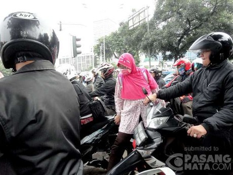 Terjepit Puluhan Motor di Lampu Merah Senayan, Ibu Ini Susah Menyeberang