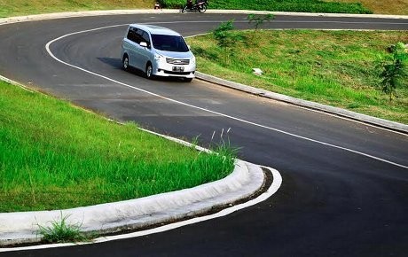 Menjajal Toyota NAV1 di Jalanan Ibukota