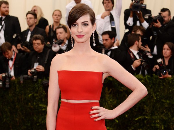Merah Membara Anne Hathaway