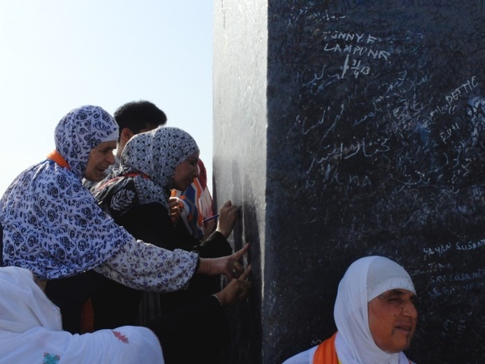 Monumen Cinta Adam & Hawa Makin Penuh Coretan!