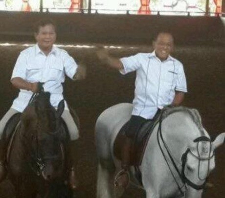 Ical dan Sesepuh Golkar Berebut Cinta Prabowo