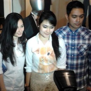 Baju Pengantin Calon Istri Donnie ADA Band Dirancang Asmirandah