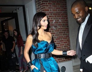 Ups, Kim Kardashian Pamer Underwear Gara-gara Pakai Gaun Terlalu Seksi