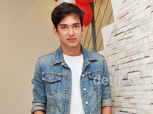 Tetap Stylish Tampil Kasual ala Adipati Dolken