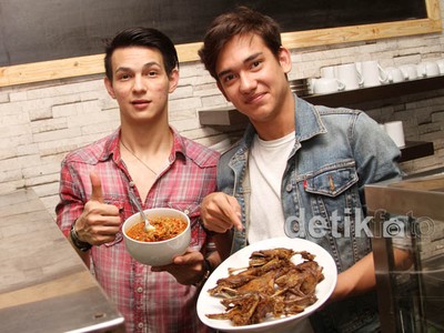 Adipati Dolken dan Marcell Darwin Jualan Bebek Goreng