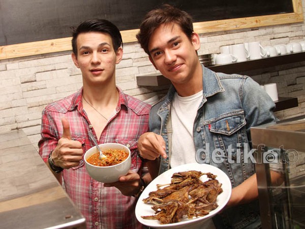 Adipati Dolken dan Marcell Darwin Jualan Bebek Goreng