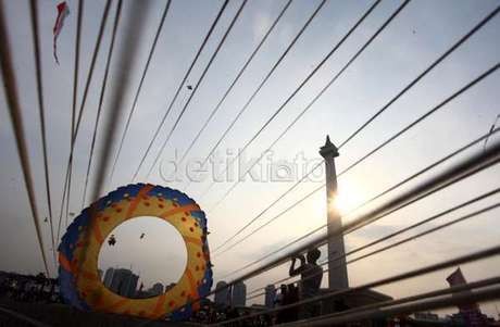 Begini Sulitnya Memandikan Tugu Monas