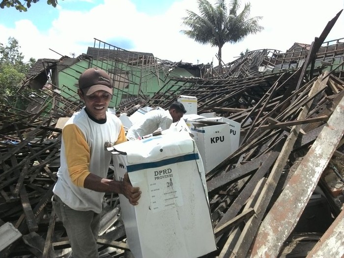 Gudang Penyimpanan Hasil Pileg Ambruk, Ratusan Kotak Suara Tertimbun