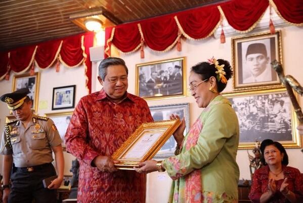 Presiden SBY Dianugerahi Penghargaan Jas Merah dari Soekarno Center Bali