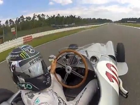 Nico Rosberg Selfie di Mobil Klasik Senilai Rp 230 Miliar