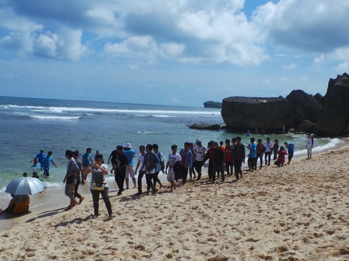 Begini Penuhnya Pantai Indrayanti di Akhir Pekan