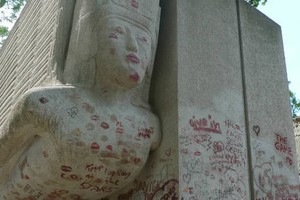 Makam di Paris Ini Penuh Bekas Ciuman Perempuan