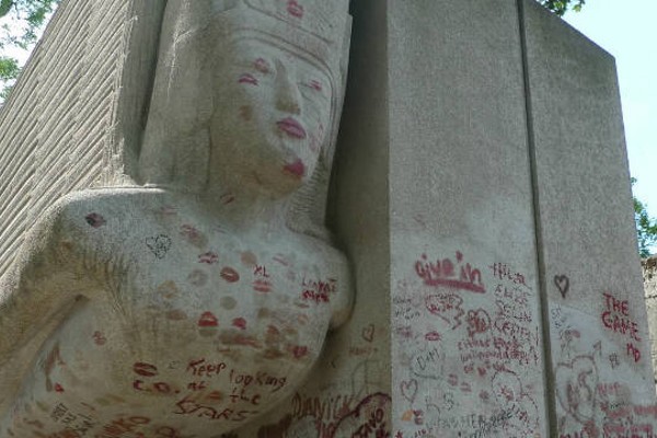 Makam di Paris Ini Penuh Bekas Ciuman Perempuan