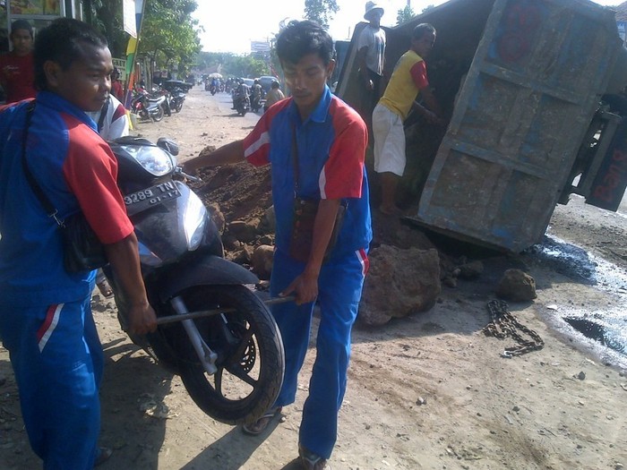 Diduga Kelebihan Muatan, Truk Terguling dan Timpa 2 Motor di Semarang