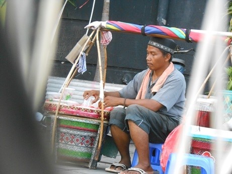 Bang Herman Pedagang Selendang Mayang Mimpikan Rhoma Irama Jadi Presiden