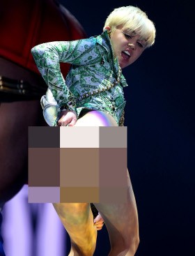 Tampil di London, Miley Cyrus Seksi Pamer Bokong