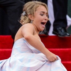 Ups! Hayden Panettiere Jatuh di Karpet Merah Met Gala 2014