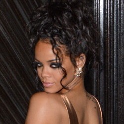 Pamer Punggung, Rihanna Tanggalkan Underwear di Pesta Met Gala 2014