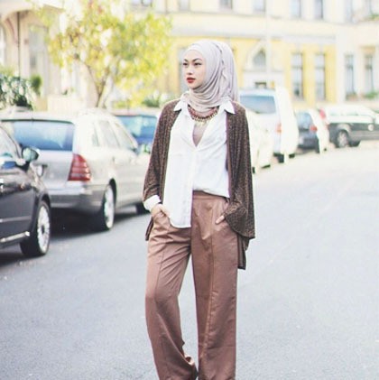  Hijab  Style  Bergaya Retro dengan Padu Padan Celana  