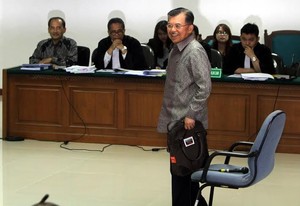 Gaya Cool JK Saat Bersaksi di Sidang Century