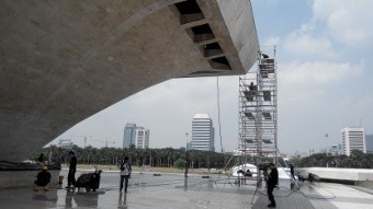 Debu yang Mengendap di Monas Berpotensi Merusak Batu Tugu