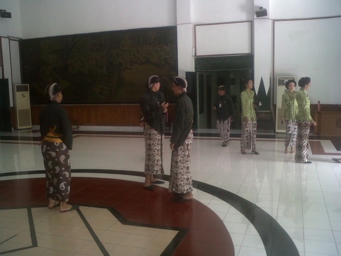 PNS Yogya Kini Kenakan Baju Adat dan Bawa Keris