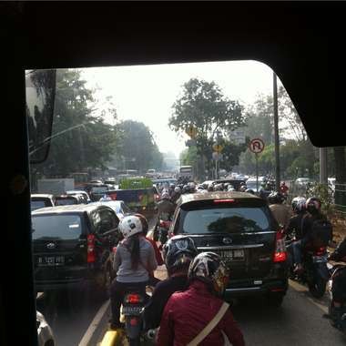 Bus TransJ Mogok di Roxy, Lalin Macet Parah
