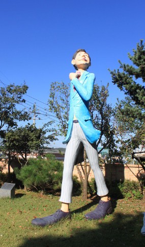 Wah! Sepasang Patung Raksasa Setinggi 4 Meter Dipamerkan di Harbour City