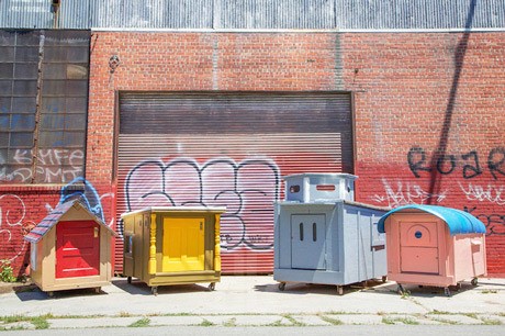 Seniman Poles Tempat Sampah Menjadi Rumah