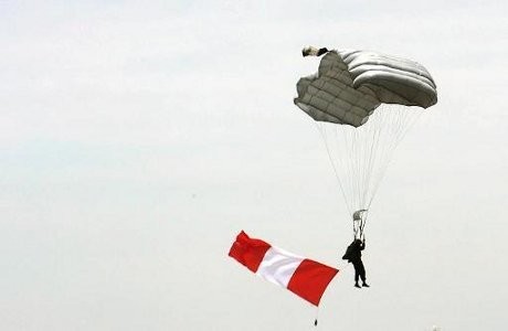Terjun 1.500 Meter dengan Parasut Gagal Mengembang, Tentara Peru Selamat!
