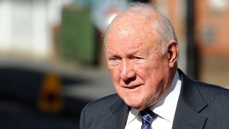 Eks Presenter BBC Memperkosa ABG di Ruang Ganti