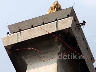 Puncak Monas Mulai Dibersihkan