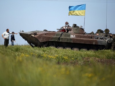 Tak Suka Perang, Warga Hadang Tank Ukraina