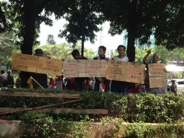 Keluar dari Gedung Tipikor, Boediono Disambut Demonstran