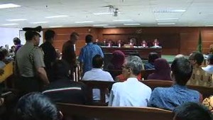 Tampil Perdana di Pengadilan Tipikor, Boediono Kenakan Batik