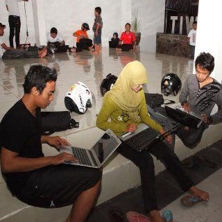 Foto: Masyarakat Banyuwangi Menikmati WiFi Gratis Foto: Masyarakat Banyuwangi Menikmati WiFi Gratis