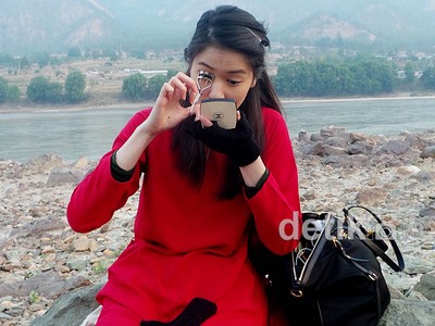 Laura Basuki Dandan di Tepi Sungai