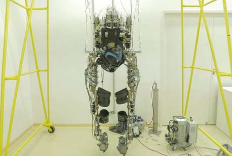 Dengan Kostum Ini, Orang yang Lumpuh Bisa Dilatih Berjalan