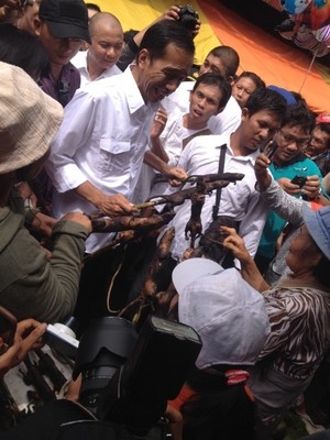 Tinjau Pasar Beriman Tomohon, Jokowi Singgahi Pedagang Tikus Bakar