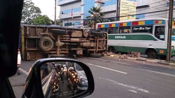 Truk Terguling Melintang di Jl Penjernihan Jakpus, Lalin Tersendat