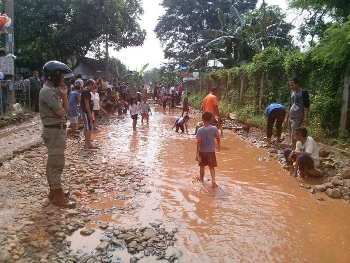 Jalan di Cileungsi Bogor Rusak Parah, Warga pun Bikin Gerakan