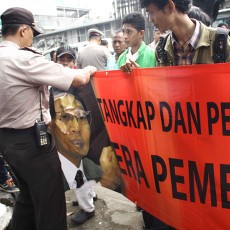 Demo di Depan KPK, Jalur Lambat Ditutup dan Spanduk Boediono Diamankan