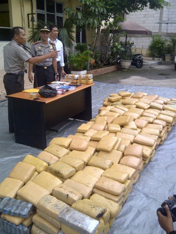 Gerebek Kosan, Polisi Amankan 4 Bungkus Besar Ganja