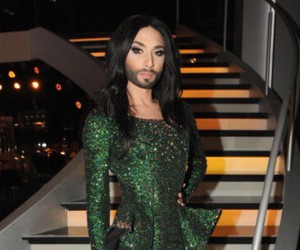Conchita, Penyanyi Cantik dengan Brewok Tampil Seksi ala Kim Kardashian