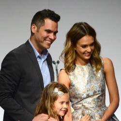 Jessica Alba Dinobatkan Sebagai Mother of The Year