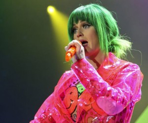 Gaya Rambut Nyentrik Katy Perry Selama Konser di Irlandia Utara